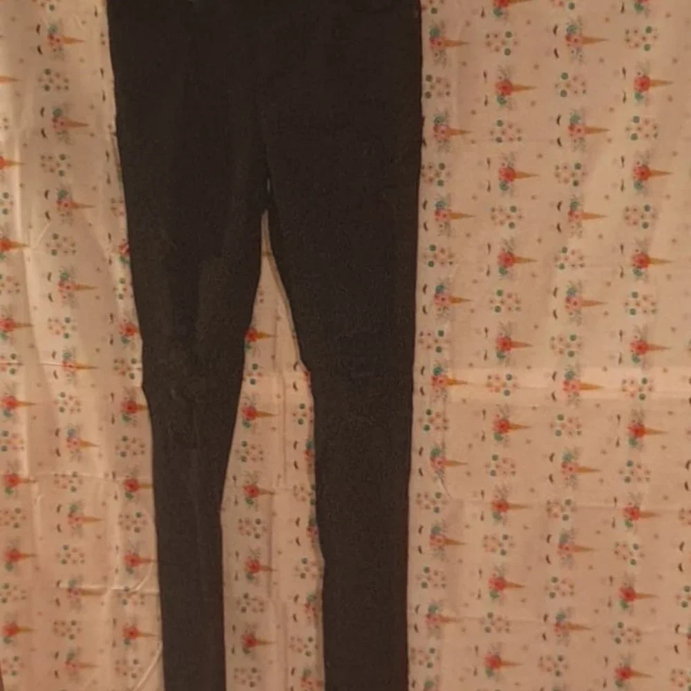 Levis Ripped Skinny Jeans. - Picture 3 of 3